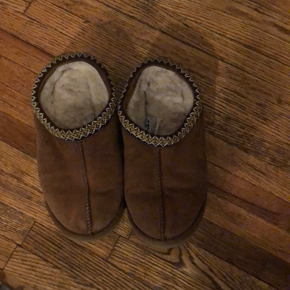 UGG Slippers with cute detailing Women’s size 8